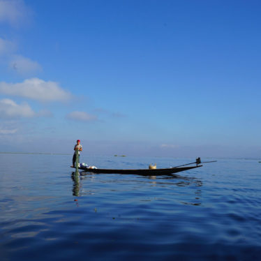 Lac Inle : pause touristique en famille.