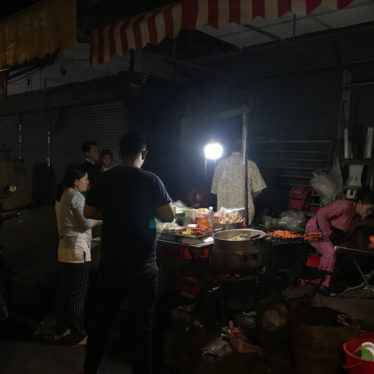 🎵Musique au night market de Phnom Penh.