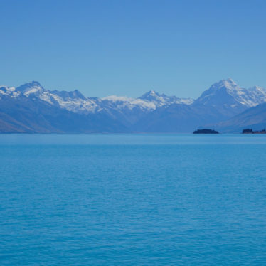 📷Le Lac Pukaki, merveille de l’île du Sud de la Nouvelle-Zélande.